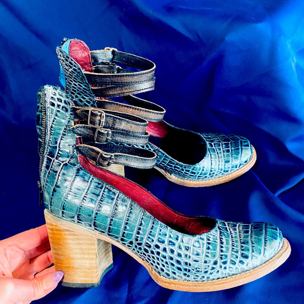 Freebird “Randi” Turquoise croco “like new”